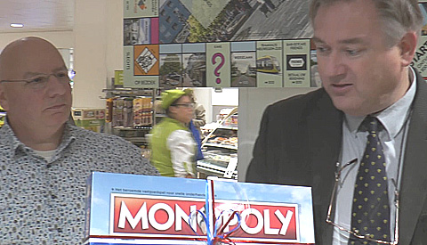 Eerste Nieuwegein Monopoly-spel uitgereikt aan wethouder Johan Gadella
