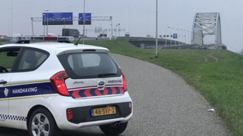 Onderhandelaar en arrestatieteam bij incident op brug tussen Nieuwegein en Vianen