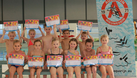 Leden van zwemvereniging Aquarijn zwemmen af