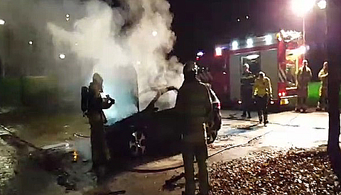 Video: Vandalen steken auto in brand op de Helmkruid