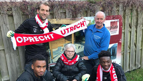 Spelers FC Utrecht knappen tuin op van familie van Stralen uit Nieuwegein