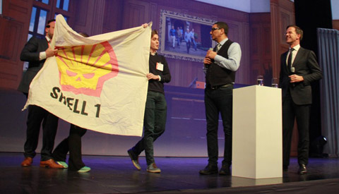 Demonstranten protesteren tegen ‘Kabinet Shell 1’ tijdens optreden Mark Rutte in Nieuwegein