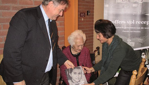 ‘Indische koffer vol recepten’ voor wethouder Johan Gadella