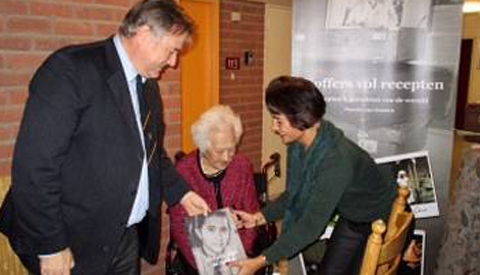 ‘Indische koffer vol recepten’ voor wethouder Johan Gadella