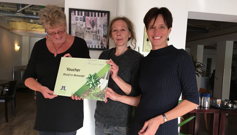 Feestelijke uitreiking voucher voor groene bewonersinitiatief in Fokkesteeg