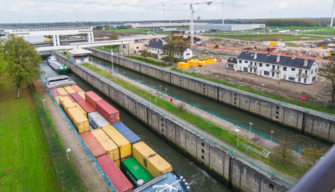 Gedeeltelijke scheepvaartstremming Prinses Beatrixsluis tijdens reparatiewerkzaamheden