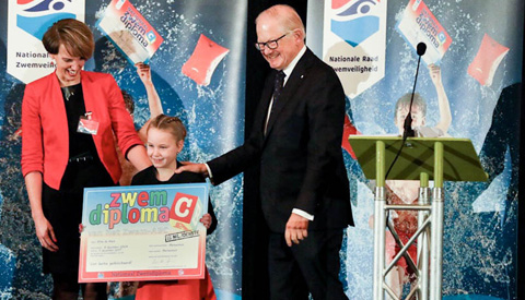 15-Miljoenste zwemdiploma uitgereikt in zwembad Merwestein in Nieuwegein