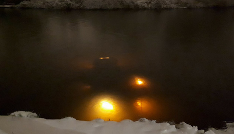 Auto schiet de Vaartse Rijn in in Nieuwegein