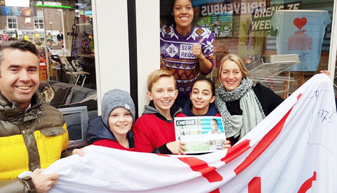 Leerlingen Cals College overhandigen cheque aan Serious Request