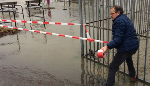 Pontje Vrevia uit de vaart ondanks dalen waterstand in de Lek