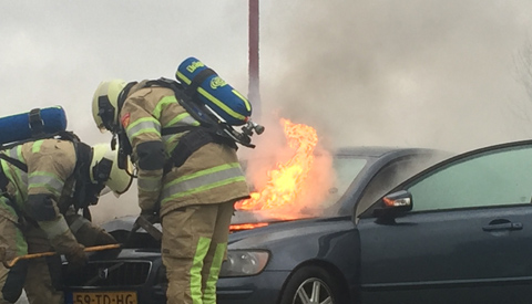 Video: Auto vliegt in de brand door kortsluiting op de A.C. Verhoefweg