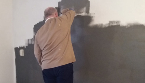 Burgemeester Frans Backhuijs klust mee in huiskamerwoning Nypelsplantsoen