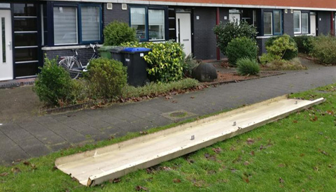 Dakplaat valt van woning door storm in Galecop