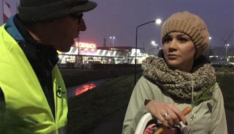 Fietsersbond protesteert met wortels tegen verkeersplan Nieuwegein