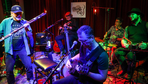 AkoestiCafé viert eerste verjaardag