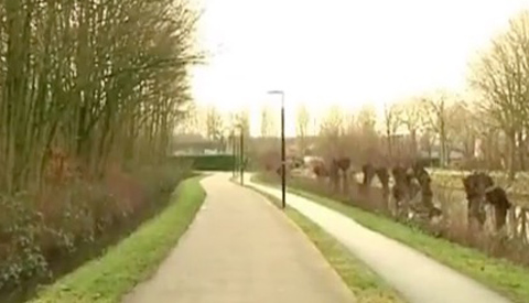 Video: Politie zoekt vrouw die 11-jarig meisje redde van straatrovers