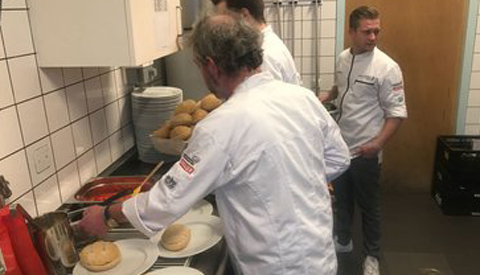 Studenten van Facility, Horeca & Travel College koken voor goede doel