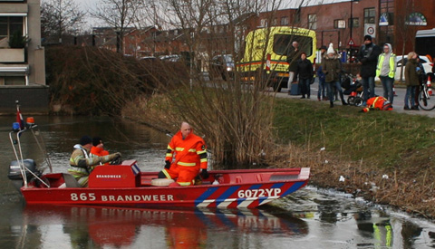 Grote Canadese gans gered uit vijver in Galecop