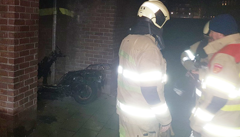 Scooter in brand op de Lijsterbesstraat