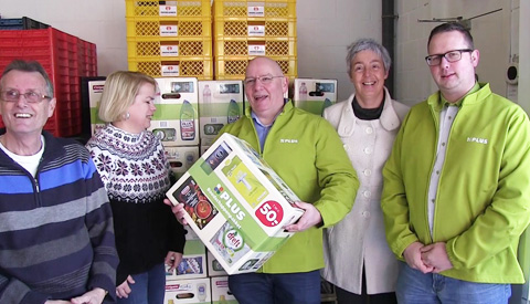 Voedselbank ontvangt 67 boodschappenpakketten van PLUS van LOON