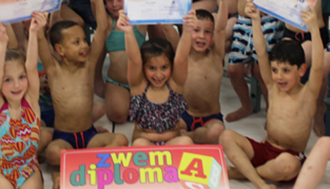 Grote groep kinderen zwemt af voor A-diploma in Merwestein