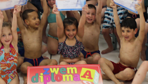 Grote groep kinderen zwemt af voor A-diploma in Merwestein