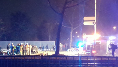 Auto breekt in twee stukken na klap tegen boom