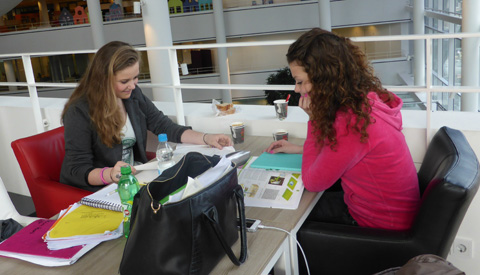 Gratis huiswerkspreekuur voor leerlingen én ouders in de bibliotheek