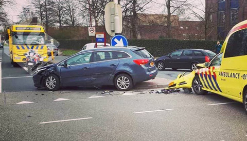 Ambulance en personenwagen met elkaar in botsing