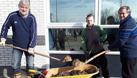 Burgemeester en wethouders actief tijdens NLDoet in Nieuwegein