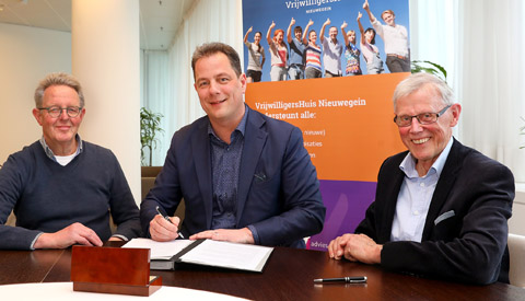 Gemeente en VrijwilligersHuis leggen samenwerking vast