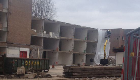 Asbestpand aan de Diepenbrocklaan word ingepakt