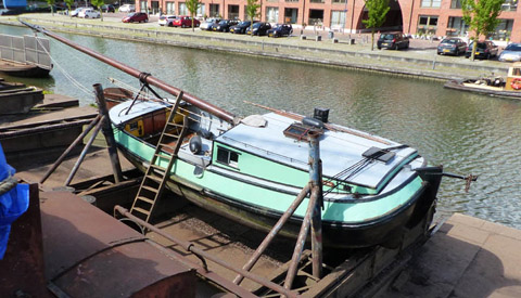 Bijzonder scheepje op de helling bij Museumwerf Vreeswijk