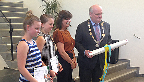 Leerlingen De Vleugel dragen WensenWand over aan Nieuwegeinse gemeenteraad
