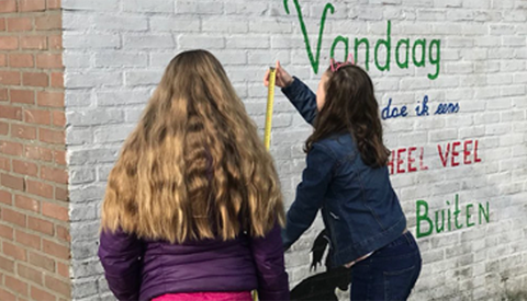 Leerlingen basisschool leren buiten rekenen op Buitenlesdag