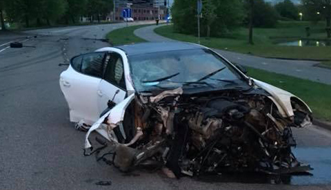 Porsche crashed met hoge snelheid op de Plettenburgerbaan