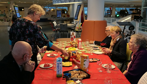 Voorleeslunch voor senioren bij de bibliotheek