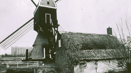 Bovenhuis en kap op molen geplaatst