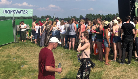 Verhitte festivalbezoekers ontstemd: ‘Zes euro voor een flesje water’