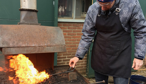 Zelf ijzer smeden op de Museumwerf