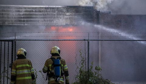 Grote brand legt bedrijfspand aan de Edisonbaan in de as