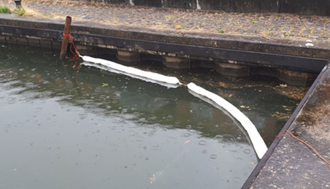 Waterschap (HDSR) ruimt olie op in Vaartse Rijn bij Museumwerf Vreeswijk