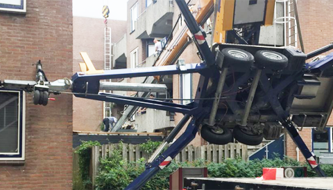 Kraan valt om in Fokkesteeg en valt op een schuurtje