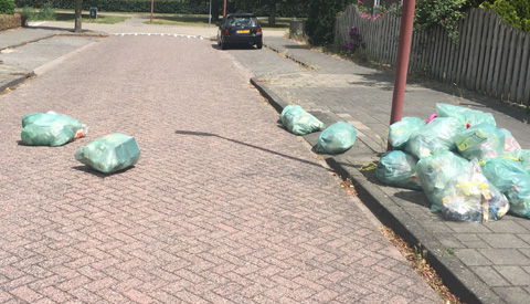 Nieuwegeiners balen van wegwaaiende afvalzakken met plastic afval