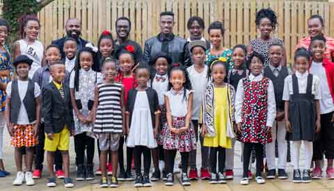 Vrolijke dans en zang van Watoto kinderkoor