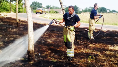 Video: Politie Nieuwegein voorkomt grote bermbrand op de Lekdijk nabij de A27