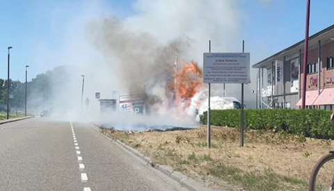 Grote kans op brand door droogte, brand in heg op Plettenburg