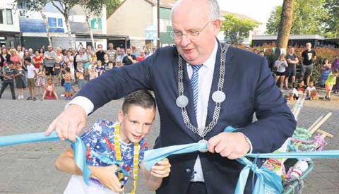 Tienjarige Tijs en burgemeester openen Rijtuigentuintje