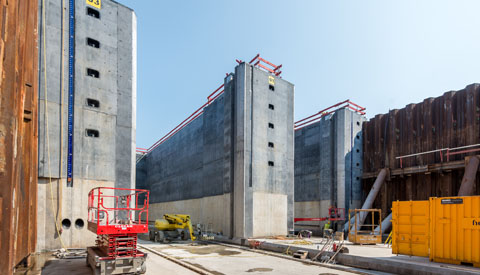 Publiek welkom bij inhijsen eerste sluisdeur 3e kolk Beatrixsluis op 23 augustus