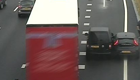 Twee personenauto’s tegen elkaar op de A27 bij Nieuwegein